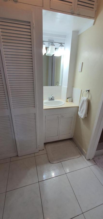 Hastings Towers 4D - Studio Apt Opp Beach Bridgetown Exterior foto